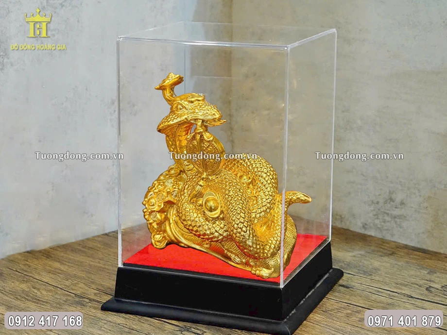 Hình ảnh nhìn nghiêng của bức tượng đồng